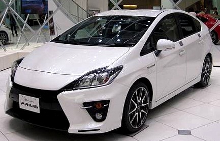 Toyota презентует обновленный Prius 1