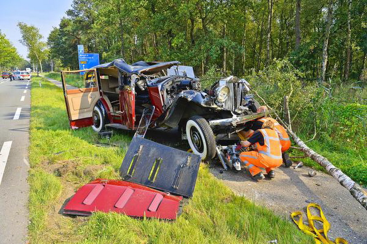 Раритетный Rolls-Royce Phantom уничтожен в ДТП 1