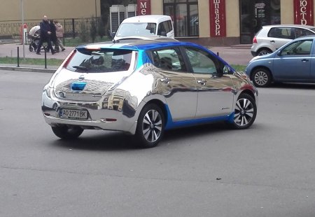 В Украине замечен необычный Nissan Leaf 1