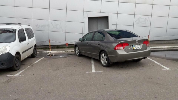 «Не хватило меткости»: киевлян возмутил еще один «гений парковки» 1