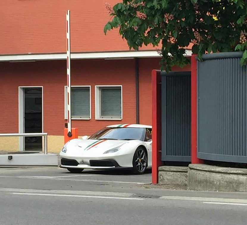 На улицах города заметили необычную Ferrari 1