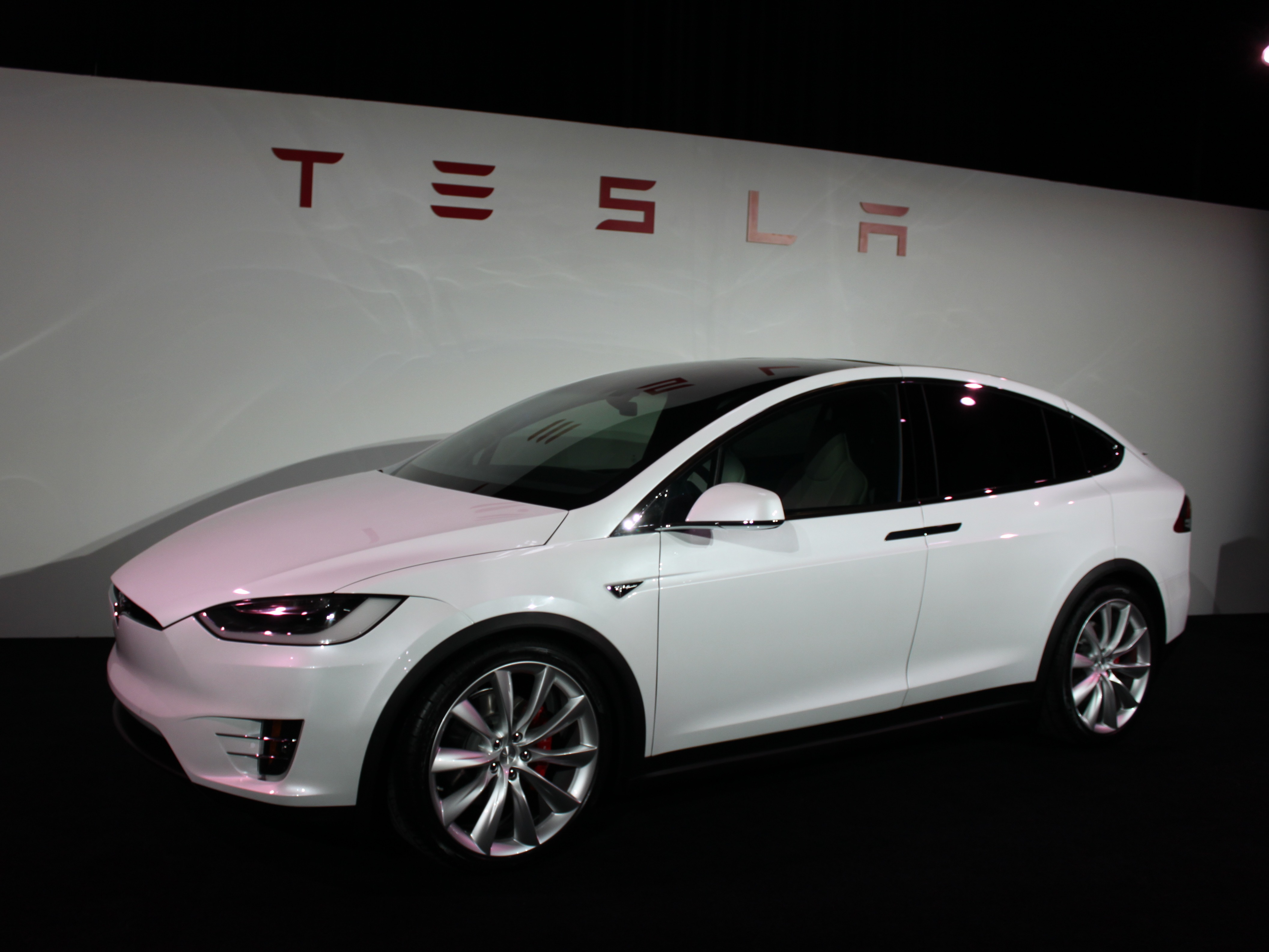 Компания Tesla представила электрический кроссовер Model X 2