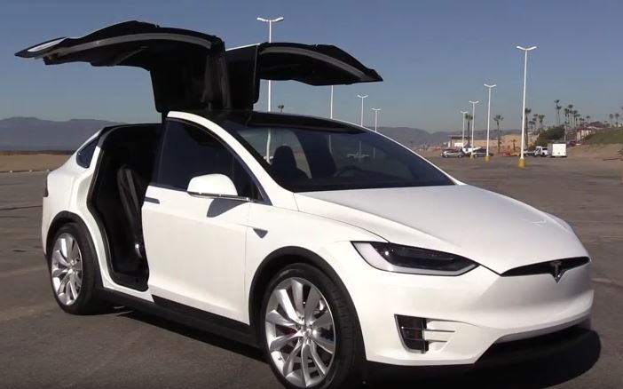 Компания Tesla представила электрический кроссовер Model X 1