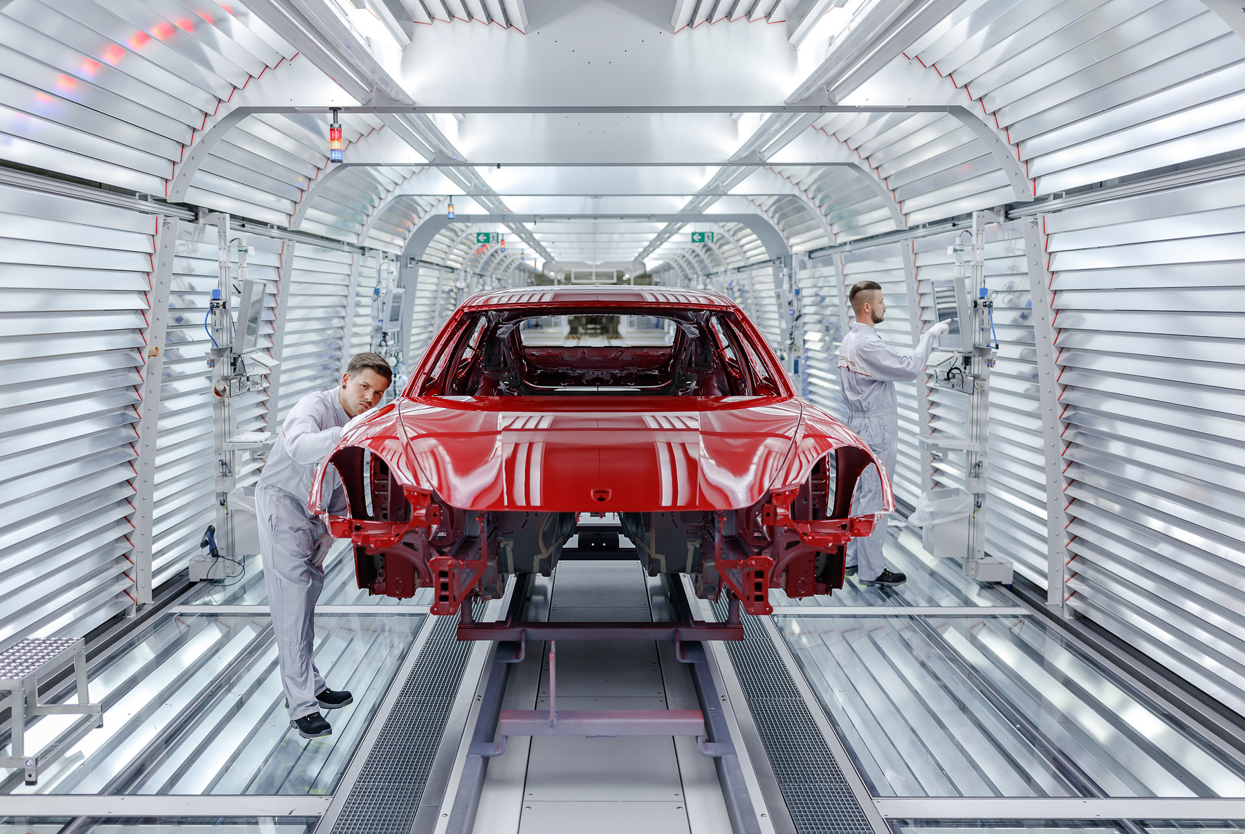 Как собирают Porsche: роботы, «гладильщики» и жидкий металл 1