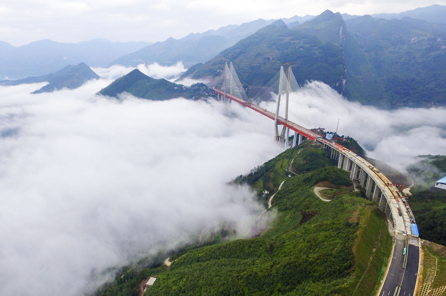 В Китае открыли самый высокий мост в мире 1