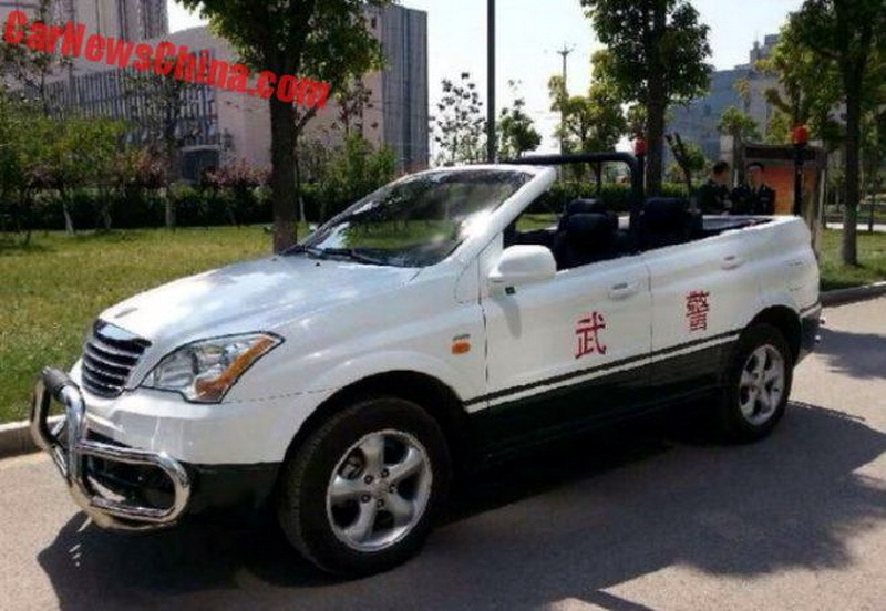 Китайская полиция пересаживается на внедорожники-кабриолеты 1