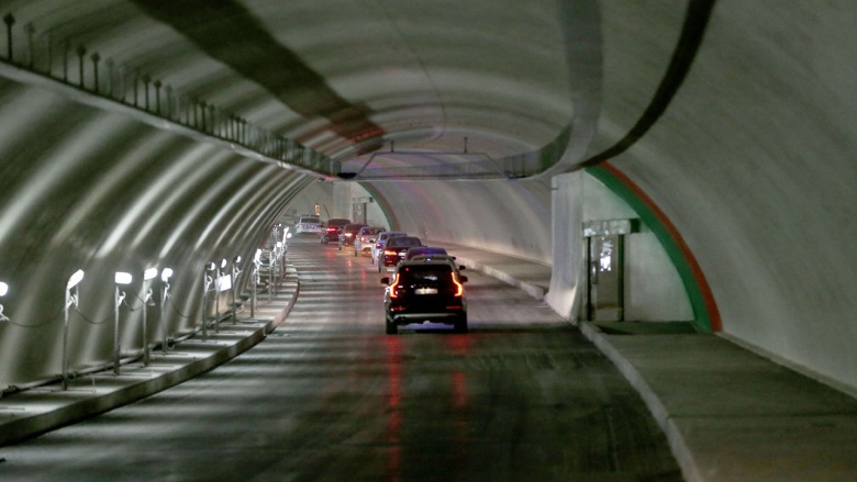 Двухэтажный автомобильный тоннель «поражает» 1