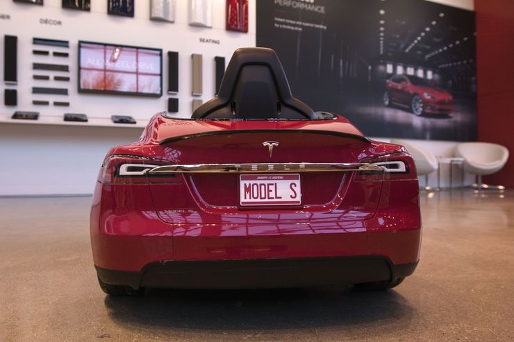 Tesla построила детский электромобиль 1