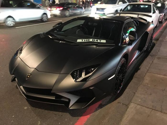 Почему роскошный Lamborghini бросили на улице 1