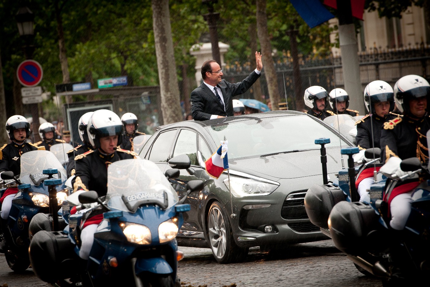 Кортеж президента Франции спровоцировал смертельное ДТП 1