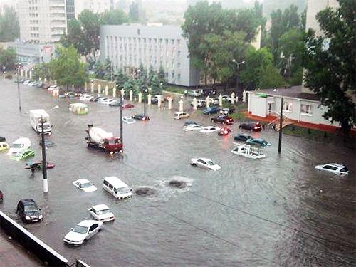 Дороги и автомобили городов Украины «уходят под воду» 1