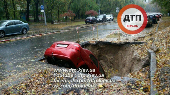 В Киеве автомобиль третьи сутки «отдыхает» на дне глубокой ямы 1