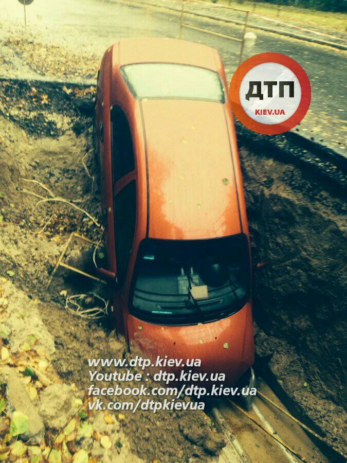 В Киеве автомобиль третьи сутки «отдыхает» на дне глубокой ямы 2