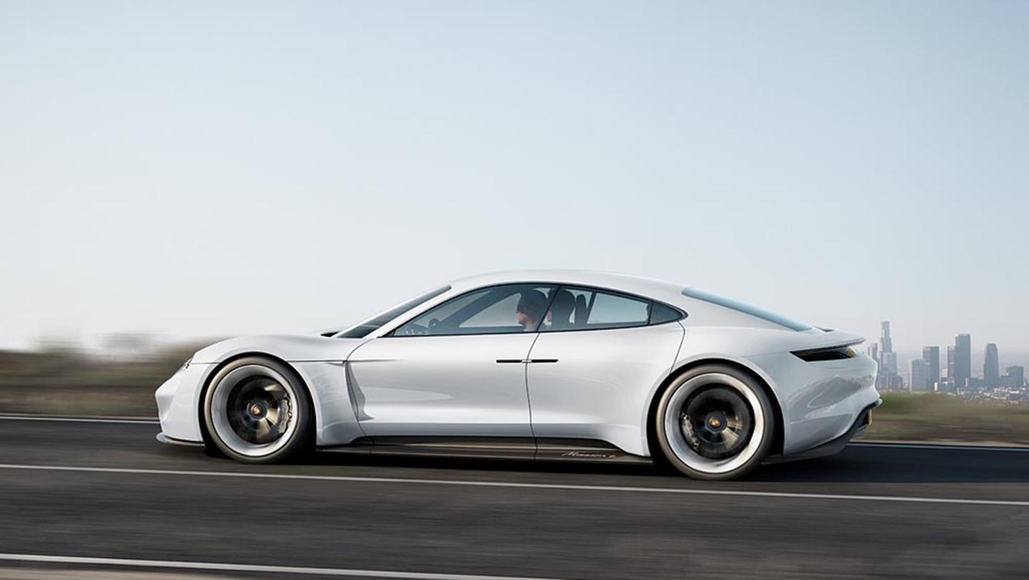 Компания Porsche откроет собственную сеть заправок для электромобилей 1