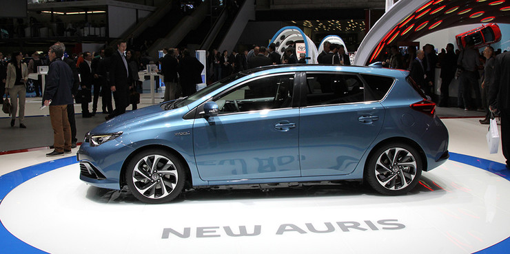 Компания Toyota представила обновленные Auris и Avensis 2