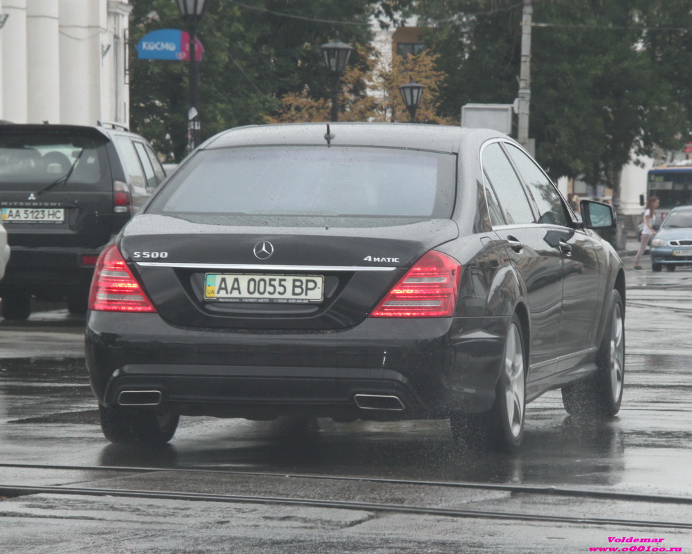 Украинские депутаты приезжают в парламент на роскошных автомобилях, которые не указывают в декларациях 4