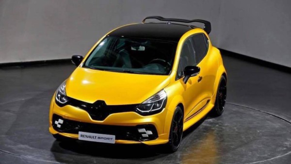 Сеть «взорвали» фото «хардкорной версии» Renault Clio 2