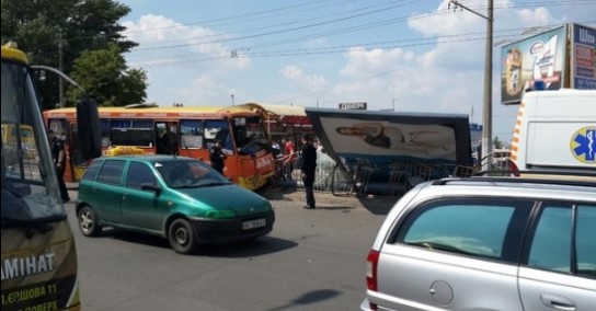 В Луцке билборд упал на маршрутное такси 1