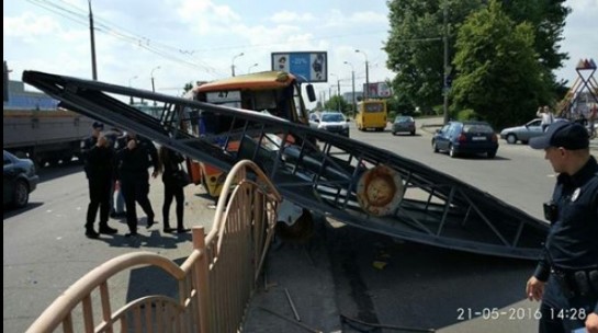 В Луцке билборд упал на маршрутное такси 6