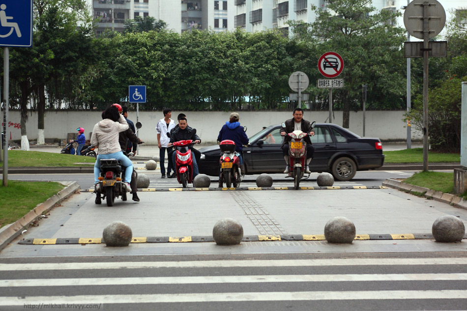 В Китае установили 50 «лежачих полицейских» для пешеходов 1