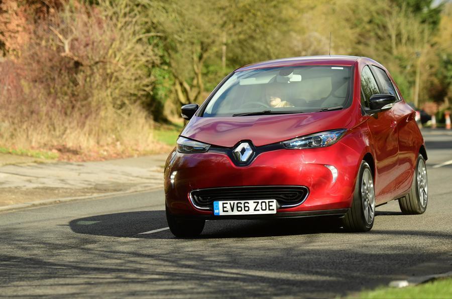 Renault тестирует систему подзарядки электромобилей на ходу 1