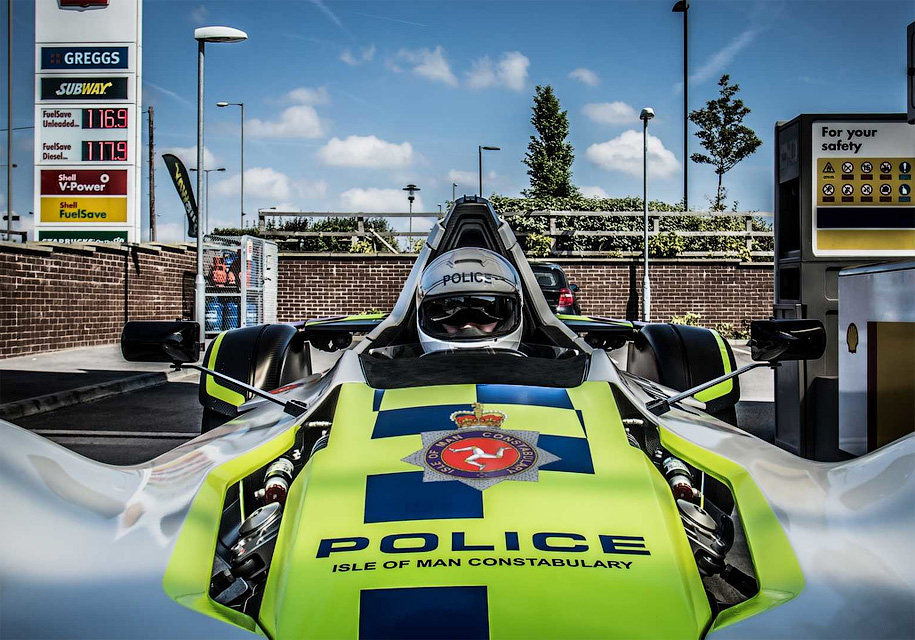 В Великобритании появился первый в мире одноместный полицейский спорткар 2