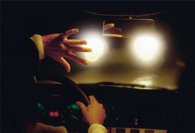 Почему свет встречного автомобиля «слепит» водителя 1