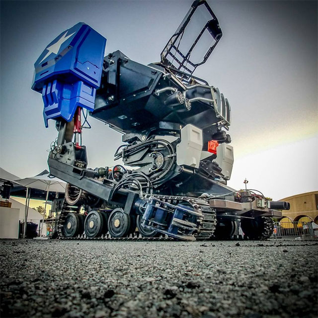 «Человекоподобный» робот напоказ уничтожил автомобиль 2