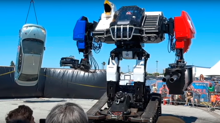«Человекоподобный» робот напоказ уничтожил автомобиль 1