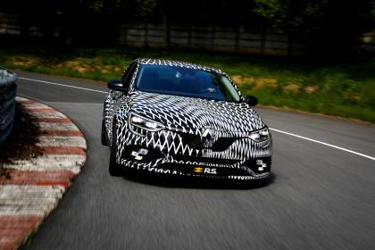 Renault показала «заряженный» Megane RS нового поколения 1