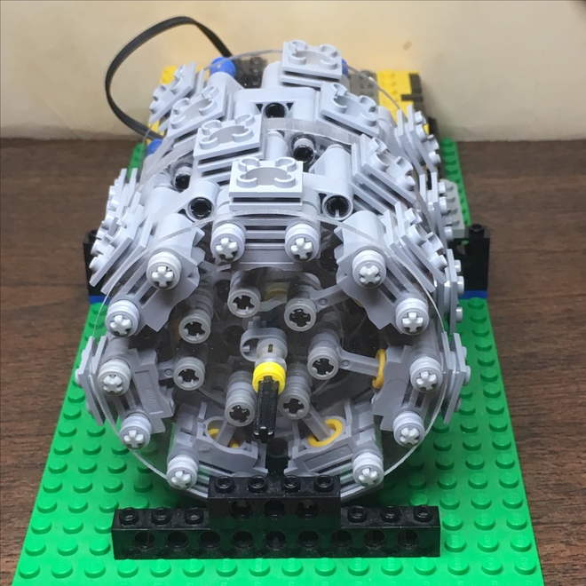 Из Lego собрали работающий 28-цилиндровый радиальный мотор 1