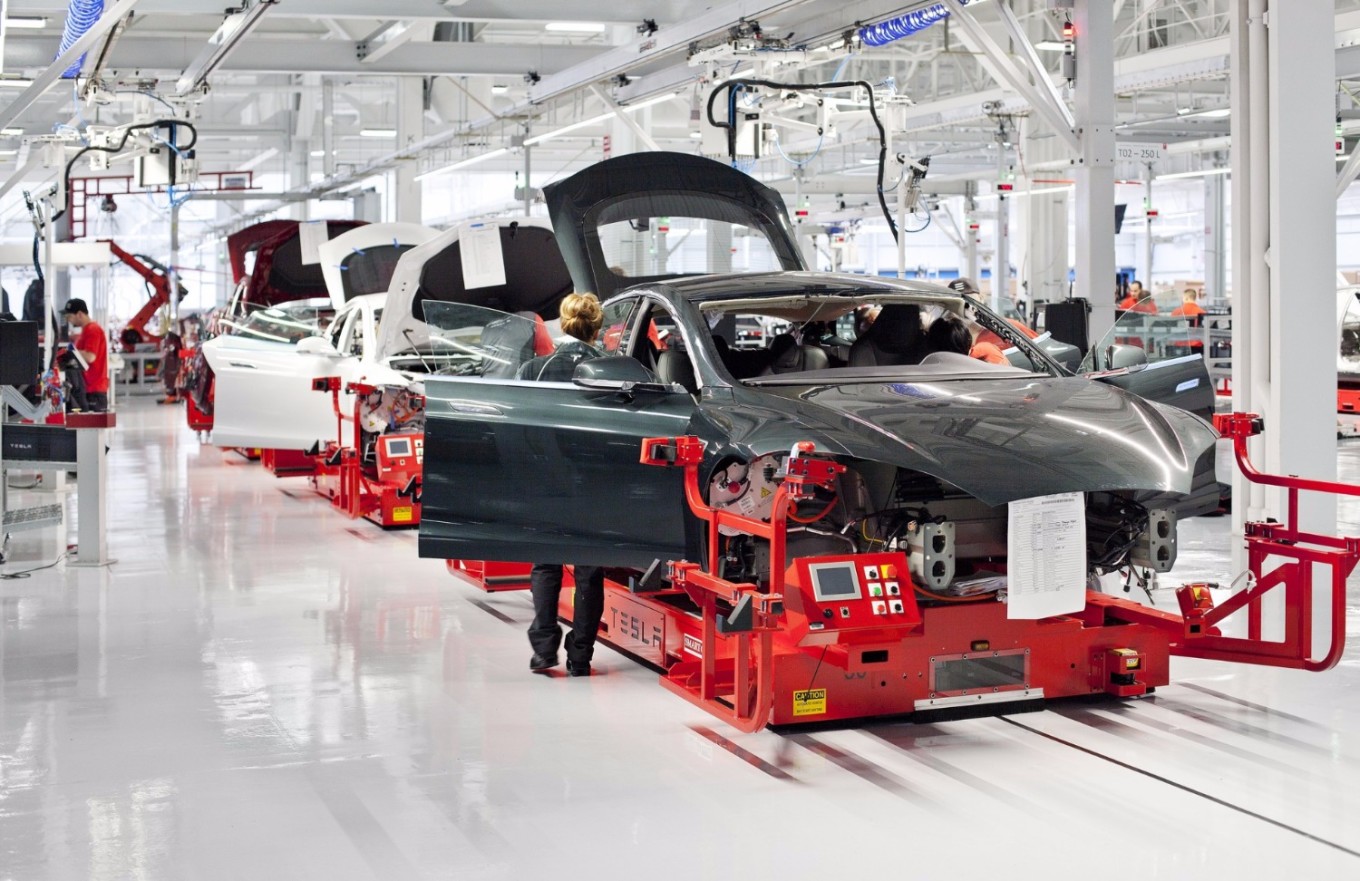 Рабочие на заводе Tesla падают в обмороки от переутомления 1