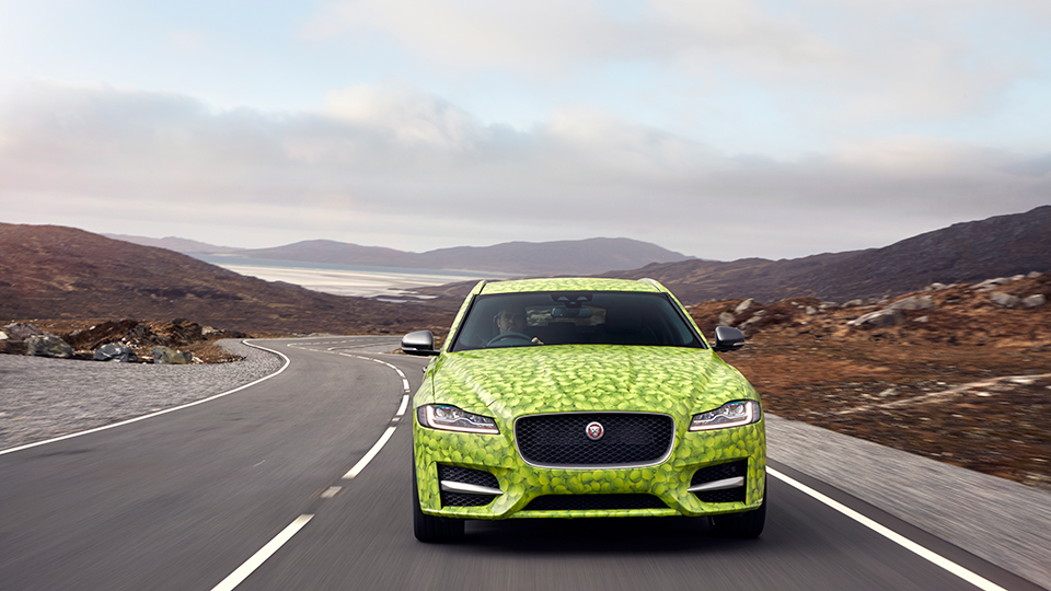 Jaguar показал новый универсал в камуфляже 1