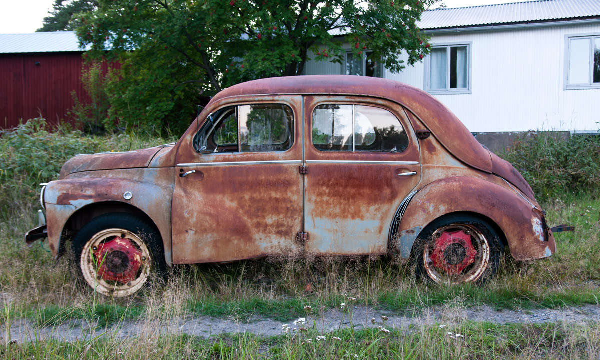 Большинство украинцев ездят за рулем очень старых машин 1