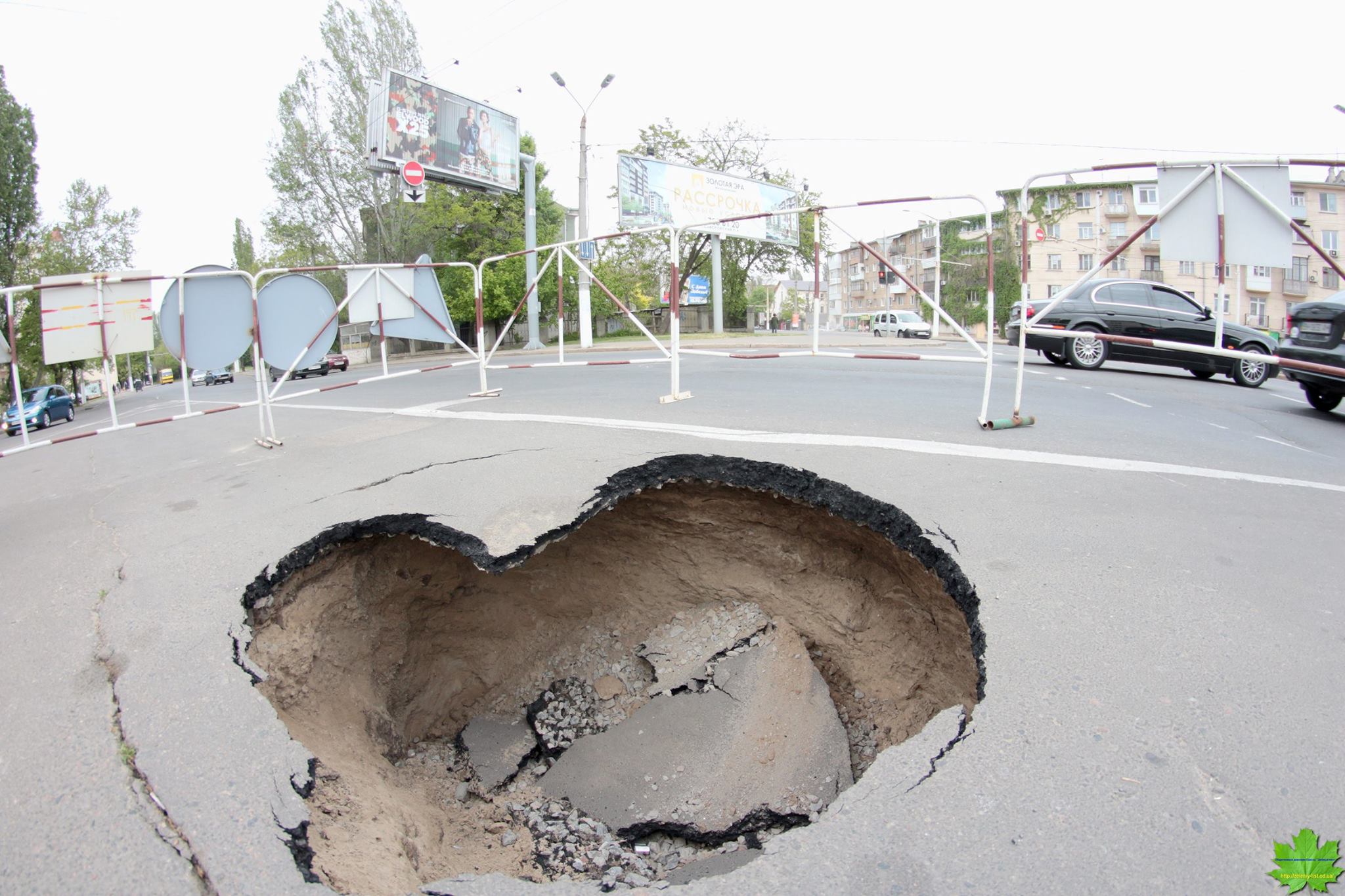 В центре Одессы дорога ушла под землю 1
