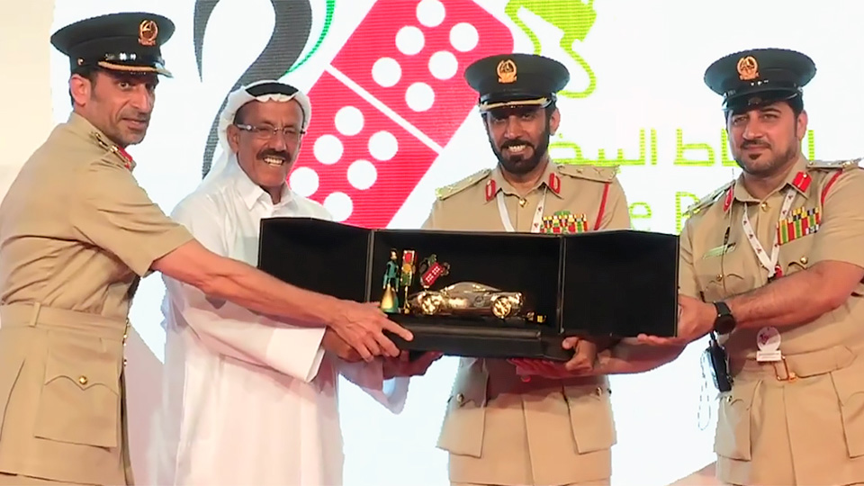 Полиция Дубая наградила аккуратных водителей золотыми машинками 1