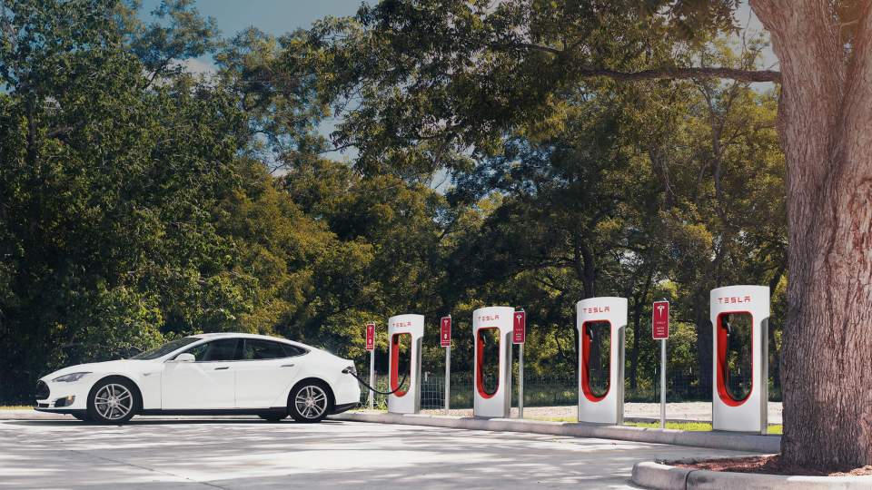 Tesla удвоит количество зарядных станций за один год 1