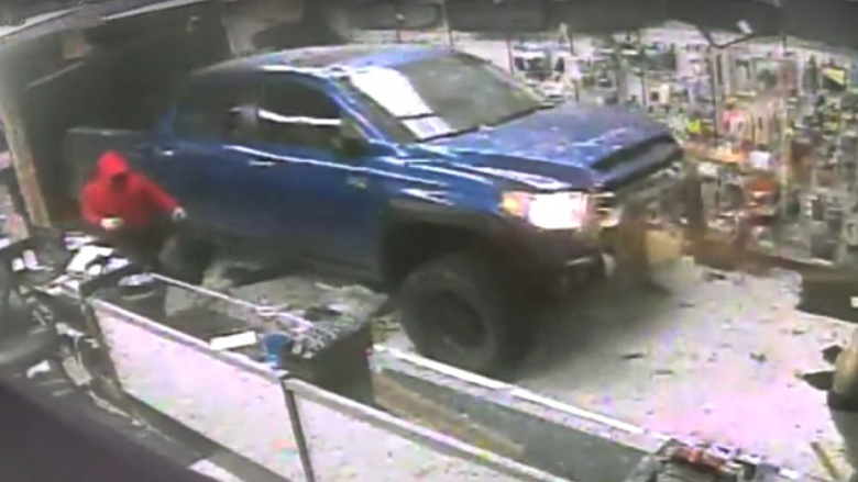 Грабители с помощью Toyota Tundra «обчистили» оружейный магазин 1