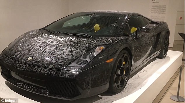 Посетителям музея разрешили поцарапать Lamborghini Gallardo 1