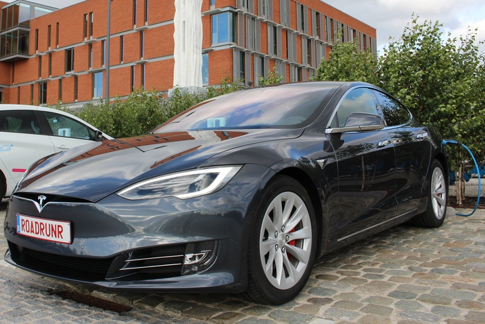 Автомобиль Tesla установил мировой рекорд 2