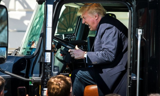 Президент США сел за руль пожарной машины 1