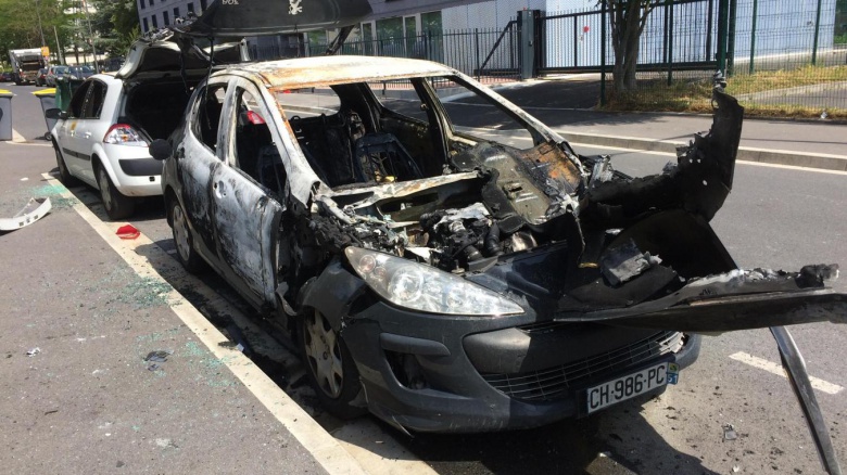 Во Франции «отметили праздник» поджогом 900 автомобилей 1