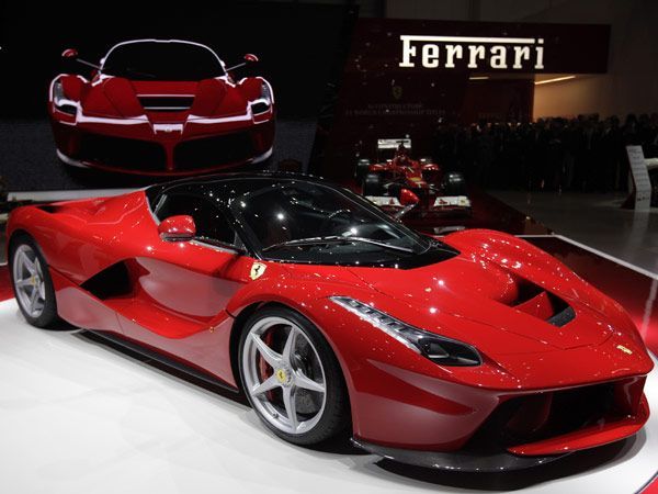 Аферистки хотели купить Ferrari на украденные деньги 1