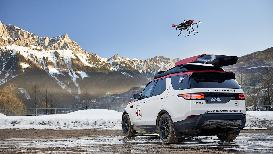 Новый Land Rover «можно приобрести только с дроном на крыше» 2