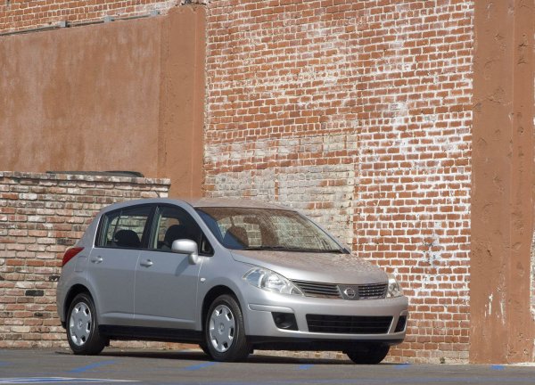 Компания Nissan срочно отзывает полмиллиона Versa 1