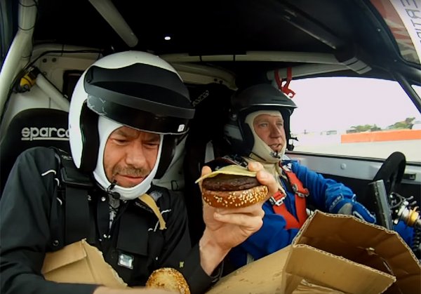 «Фуд-блоггер» попытался собрать бургер в мчащемся суперкаре RX2 1