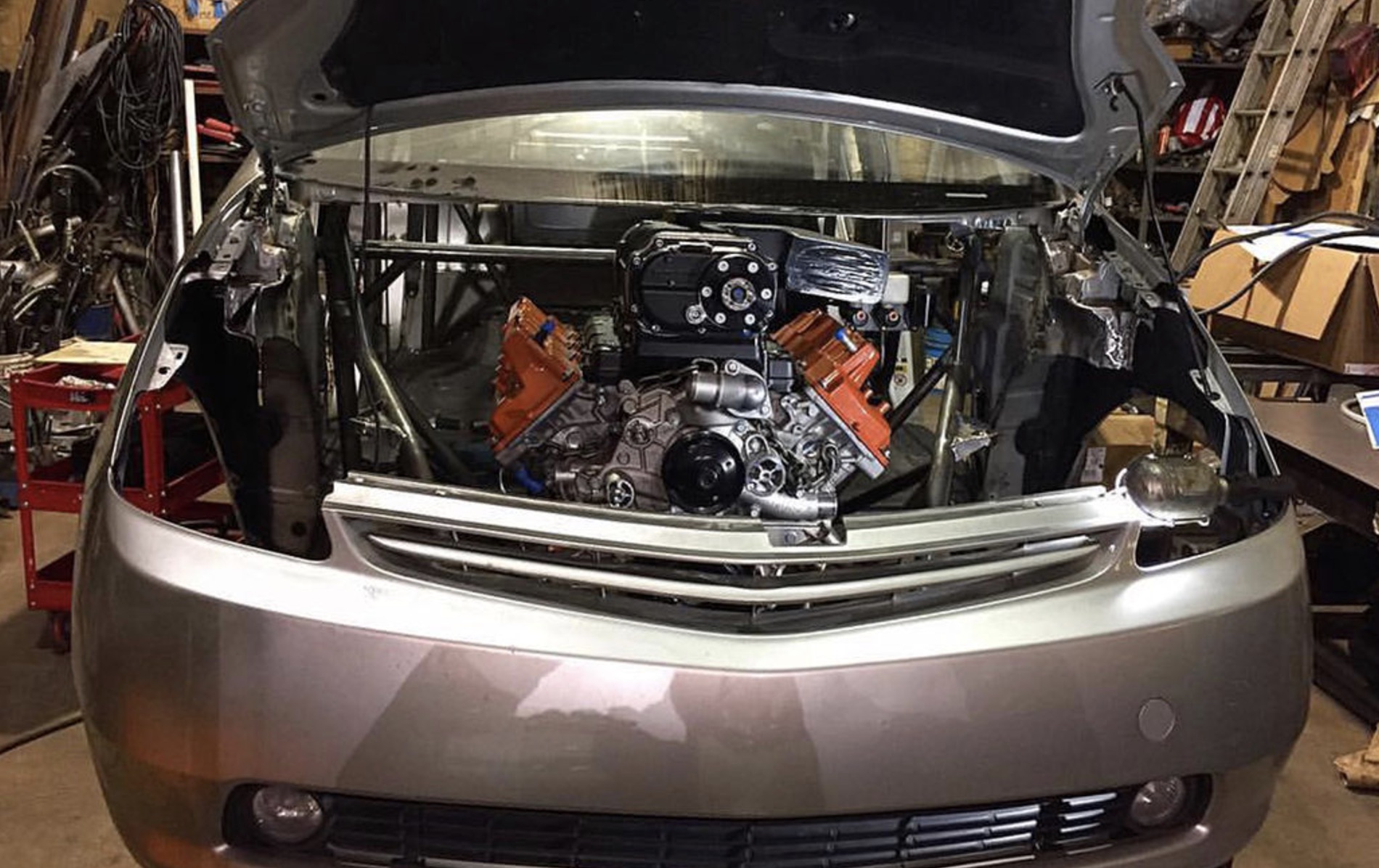 Модель Prius «восстала против экологии и примерила начинку» от Dodge Challenger 2