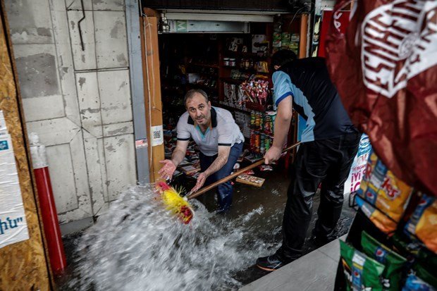 В Стамбуле из-за ливня дороги «ушли под воду» 5