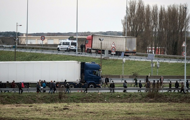 Во Франции обнаружили запертыми в грузовике 26 человек 1