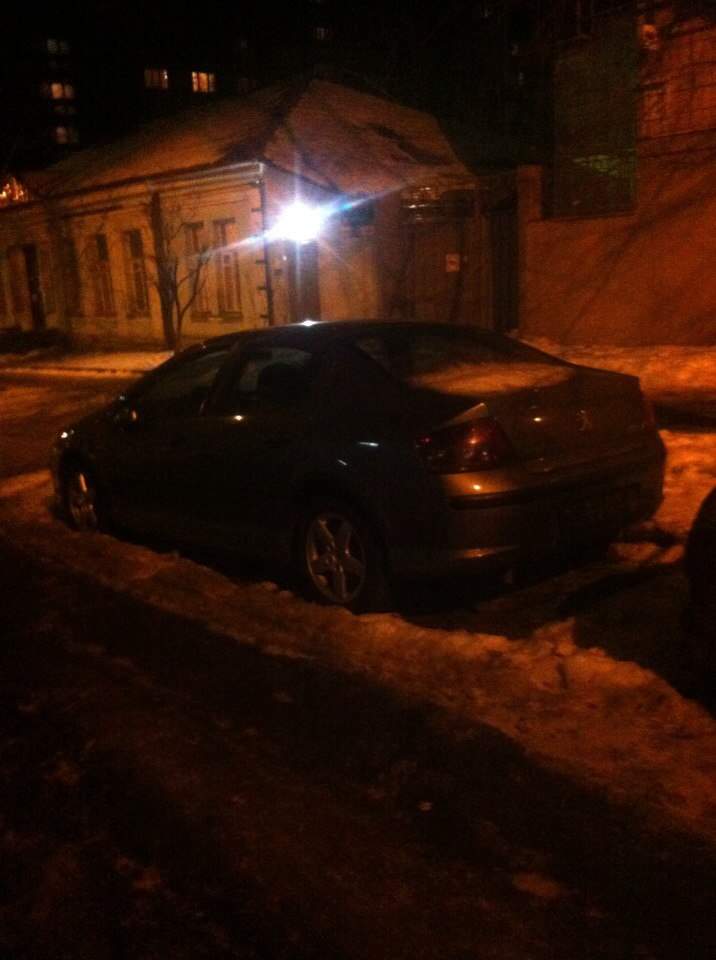 В Киеве ищут хозяина брошенного Peugeot 2